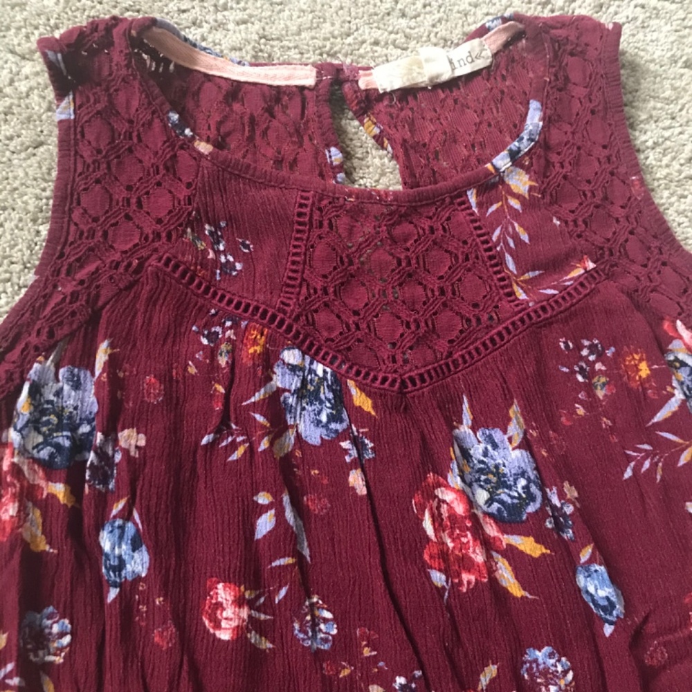 🍒Beautiful Floral Lace Top - Picture 2 of 9
